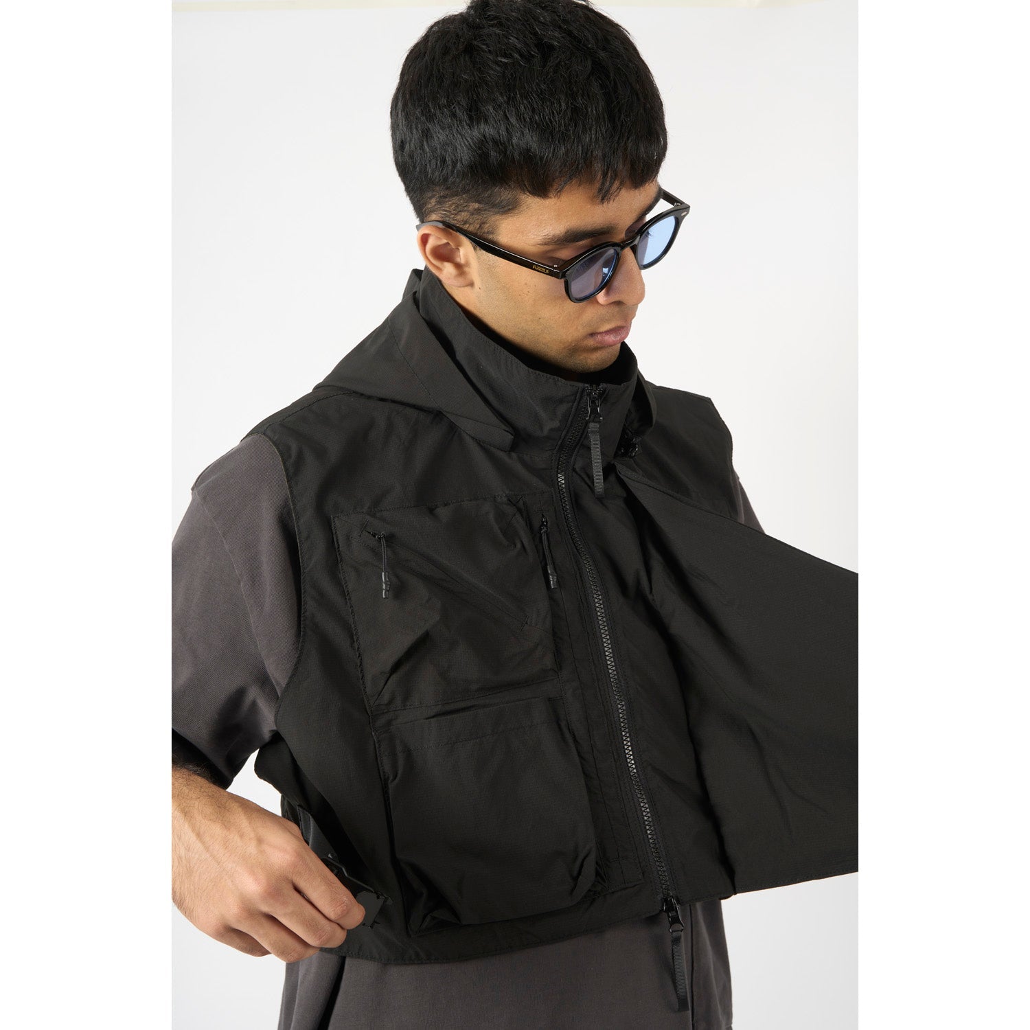 LAKH Flip Snap Pocket Vest Black - OUTERWEAR - Canada