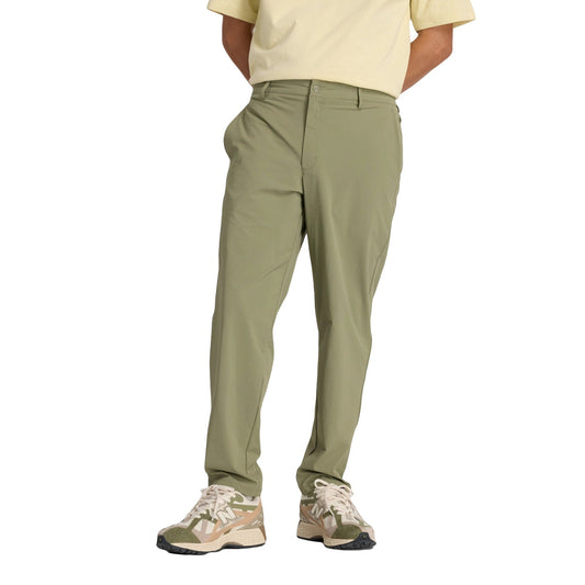 New Balance Men Athletics Ripstop Standard Tapered Pant 28’’ Olive MP43550-DEK - BOTTOMS - Canada